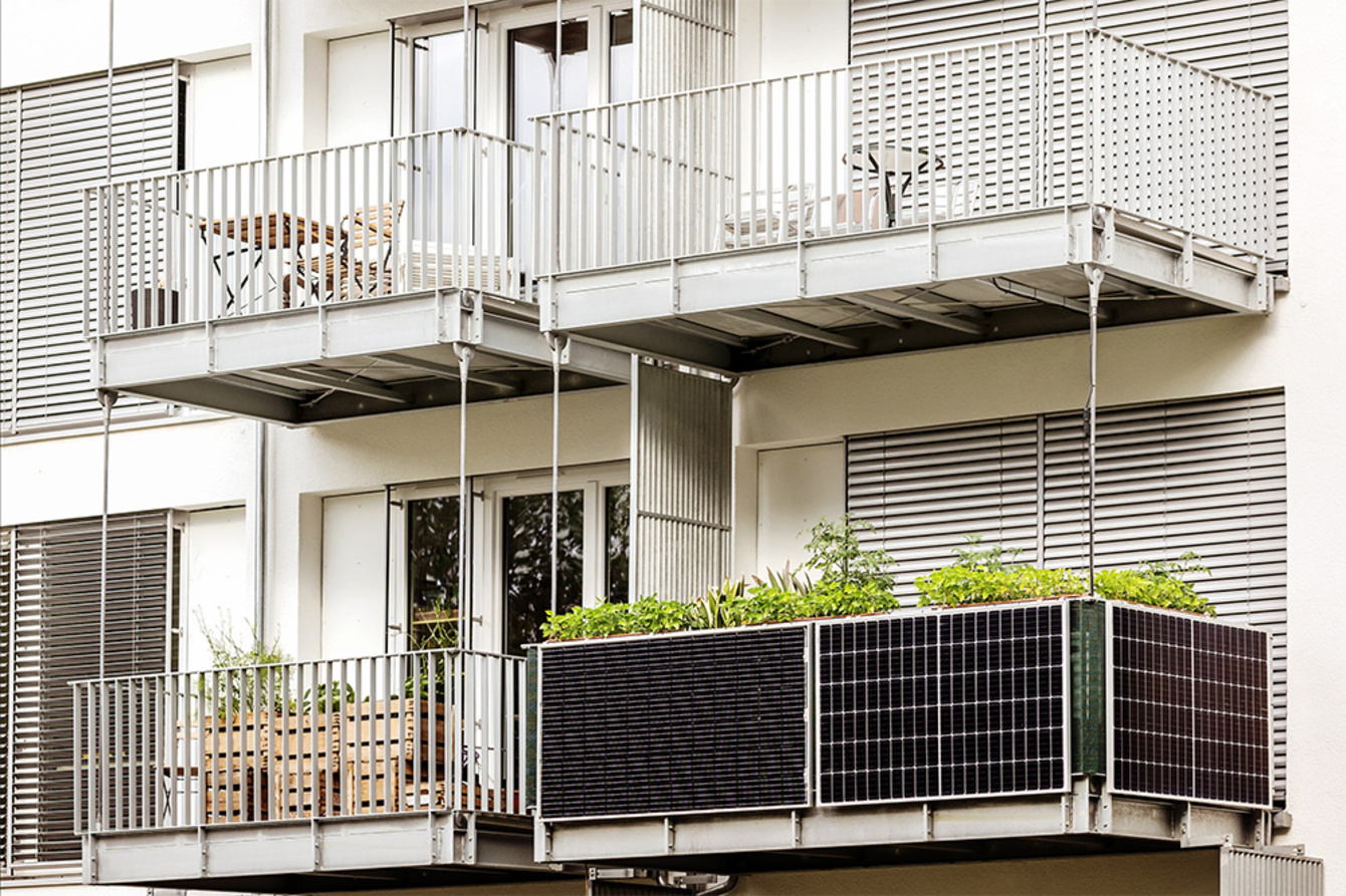 Balkon­kraftwerk bei EA-Elektrotechnik GBR in Heppenheim